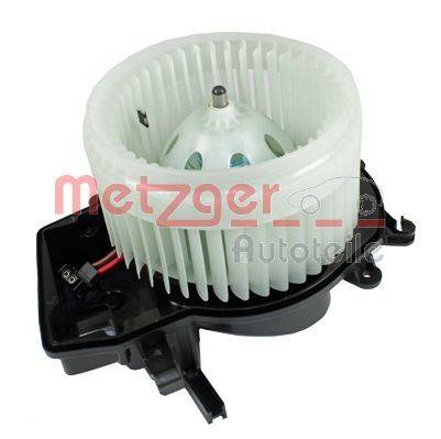 Autoheizungsgebläsemotor-Baugruppe mit einem kreisrunden weißen Lüfter, der auf einer schwarzen Basis montiert ist.