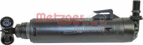 Ein zylindrischer Metalltank mit teilweise sichtbaren Zahlen und Text, vor einem einfarbigen Hintergrund.