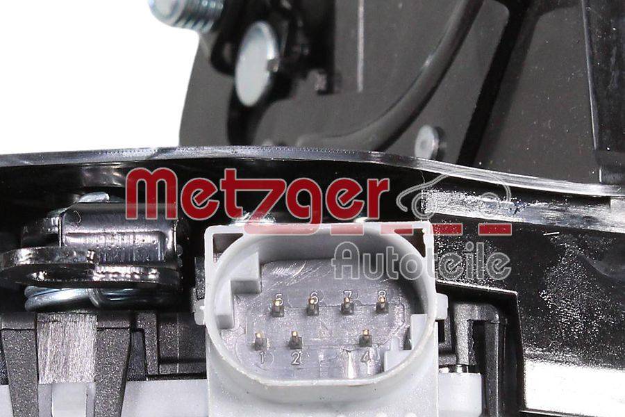 Eine Nahaufnahme eines elektrischen Anschlusses mit sechs Pins, hervorgehoben vor einem unscharfen mechanischen Hintergrund, der das Wort 'Metzger' zeigt.