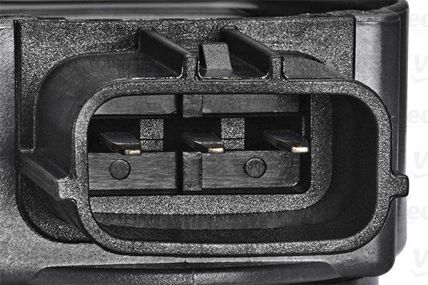 Nahaufnahme einer elektrischen Dreipol-Steckdose in einem Fahrzeug. Das Bild zeigt die detaillierte Struktur und Kontaktpunkte.