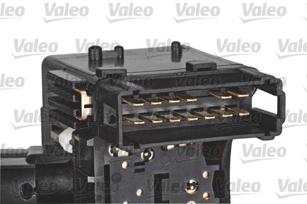 Ein schwarzer elektronischer Anschluss mit mehreren Goldpins, der für elektrische Verbindungen in der Automobilindustrie verwendet wird.