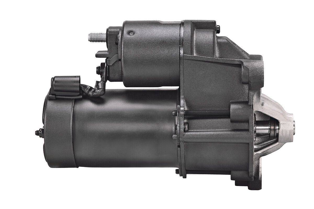 Eine Nahaufnahme eines schwarzen Anlassermotors, der seine zylindrische Form, Gehäuse und Befestigungsmerkmale zeigt.