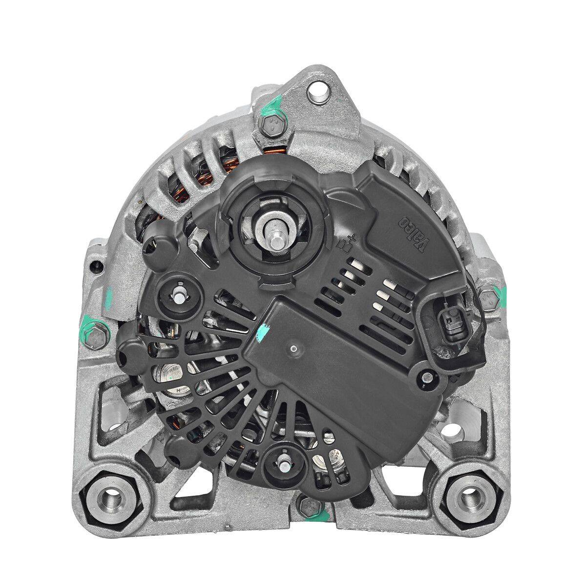 Ein Autolichtmaschinenalternator mit metallischer Außenhülle, der Lüftungs- und Schraubendetails zeigt. Das Teil ist wesentlich für das Aufladen der Fahrzeugbatterie.