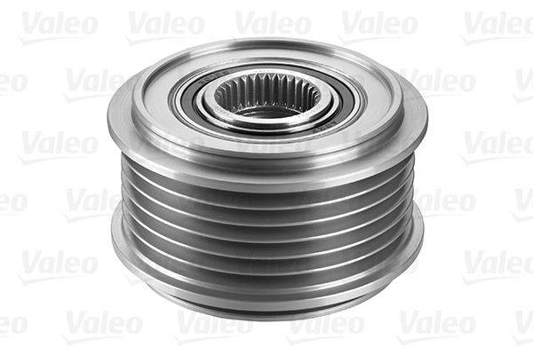 Eine metallische, kreisförmige, gerillte Riemenscheibe mit einem inneren Lager, höchstwahrscheinlich eine Automobilkomponente, vor einem Muster von 'Valeo' Markenlogos.