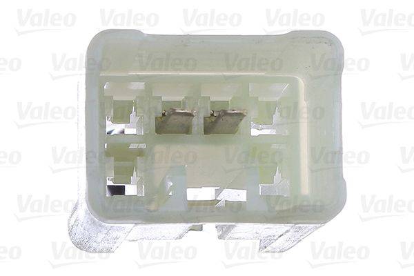 Ein weißer Kunststoff-Automotive-Stecker mit mehreren internen Schlitzen, typischerweise für elektrische Verbindungen in Fahrzeugen verwendet.
