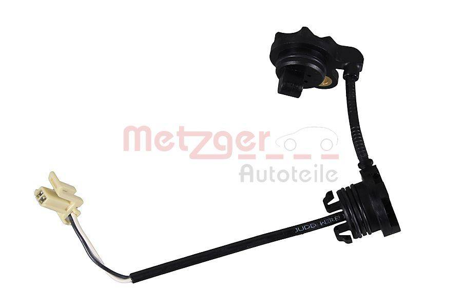 Ein schwarzer Fahrzeugsensor mit angeschlossenen Kabeln, verwendet für automotive Diagnose oder Reparatur, vor einem weißen Hintergrund mit einem blassen Logo.