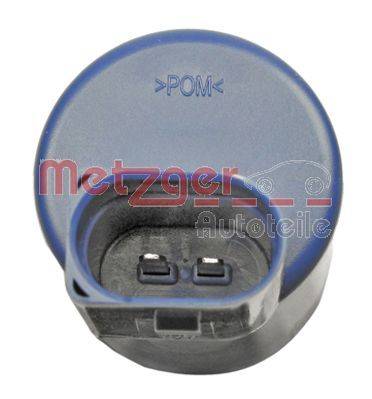 Ein kreisförmiger blauer Autoteil mit einem Zwei-Pin-Stecker, mit der Beschriftung 'POM', überlagert von einem transparenten 'Metzger Autoteile' Logo.