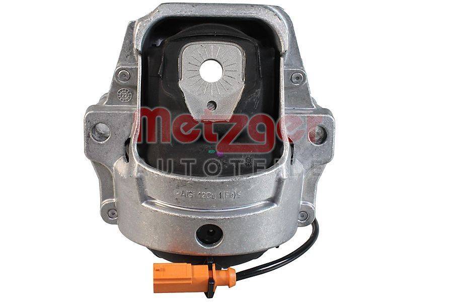 Eine Motorhalterung aus Metall mit sichtbarem Logo und angeschlossenem elektrischen Anschluss, die zur Reduzierung von Motorvibrationen in Fahrzeugen verwendet wird.