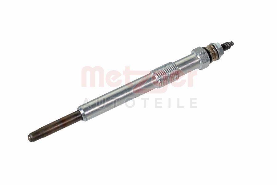 Eine metallische Automobilkomponente, röhrenförmig, mit einem Gewinde-Ende, höchstwahrscheinlich ein Glühstift, vor einem neutralen Hintergrund.