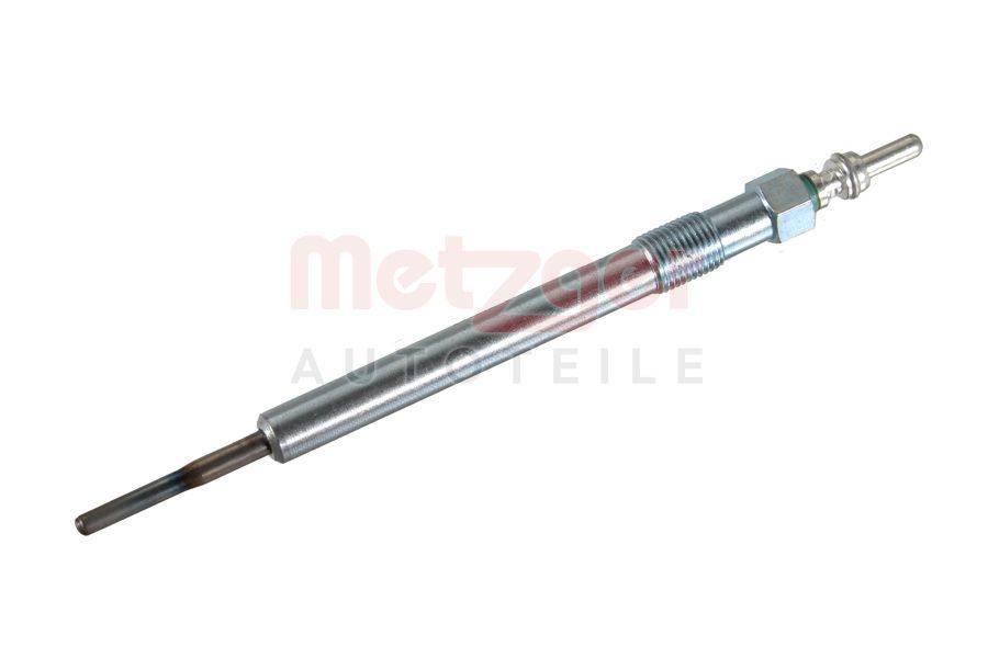 Detailaufnahme eines metallischen Glühstifts für Dieselmotoren, der für die Zündung verwendet wird, mit einem geschraubten Ende und einem glatten zylindrischen Körper.