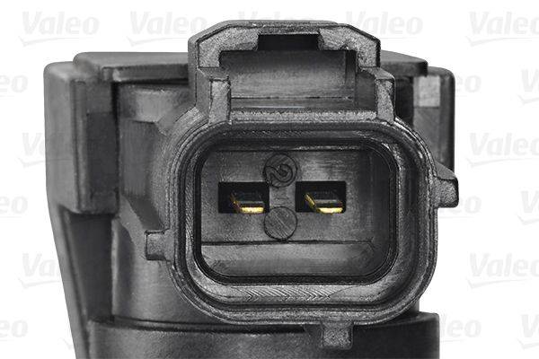 Eine Nahaufnahme einer elektrischen Komponente mit einem Zweipolstecker. Der Stecker ist schwarz und von einem robusten Kunststoffgehäuse umgeben.