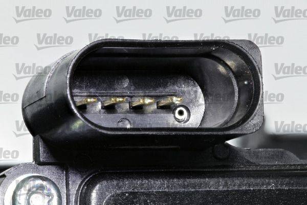 Nahaufnahme eines mehrpoligen elektrischen Steckverbinders mit vier sichtbaren Kontakten in einem schwarzen Gehäuse vor einem Hintergrund mit wiederholtem 'Valeo' Text.