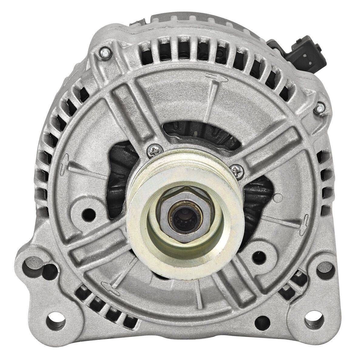 Ein Autolichtmaschinenalternator mit Metallgehäuse und sichtbarer Riemenscheibe, verwendet zum Aufladen der Fahrzeugbatterie und zur Stromversorgung der elektrischen Systeme.