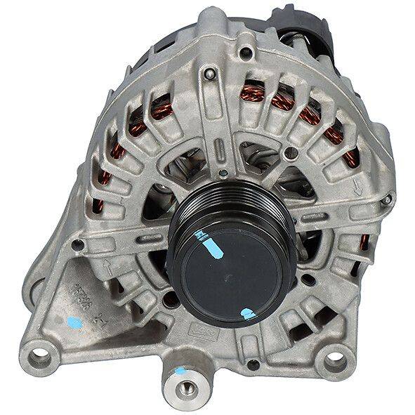 Ein Automotive-Generator mit sichtbaren Kupferspulen und einer Riemenscheibe zur Befestigung des Riemens, der in Fahrzeug-Elektrosystemen verwendet wird.