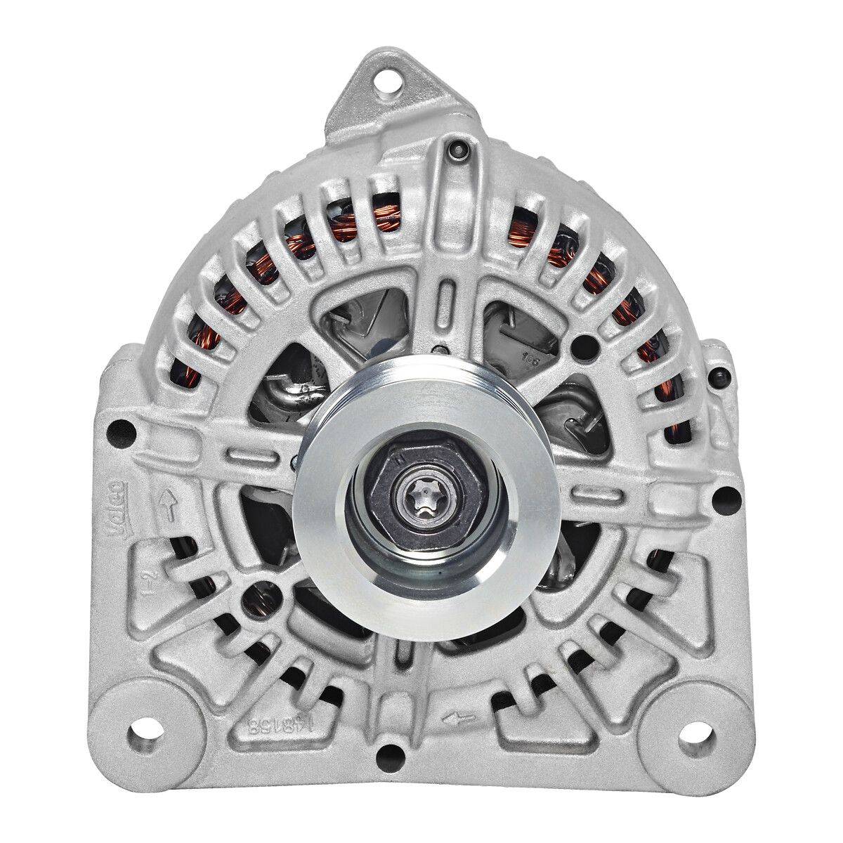 Eine Autoalternatorenansicht von vorne, die seine kreisförmige Metallstruktur und Spule zeigt, die zum Aufladen der Fahrzeugbatterie verwendet wird.