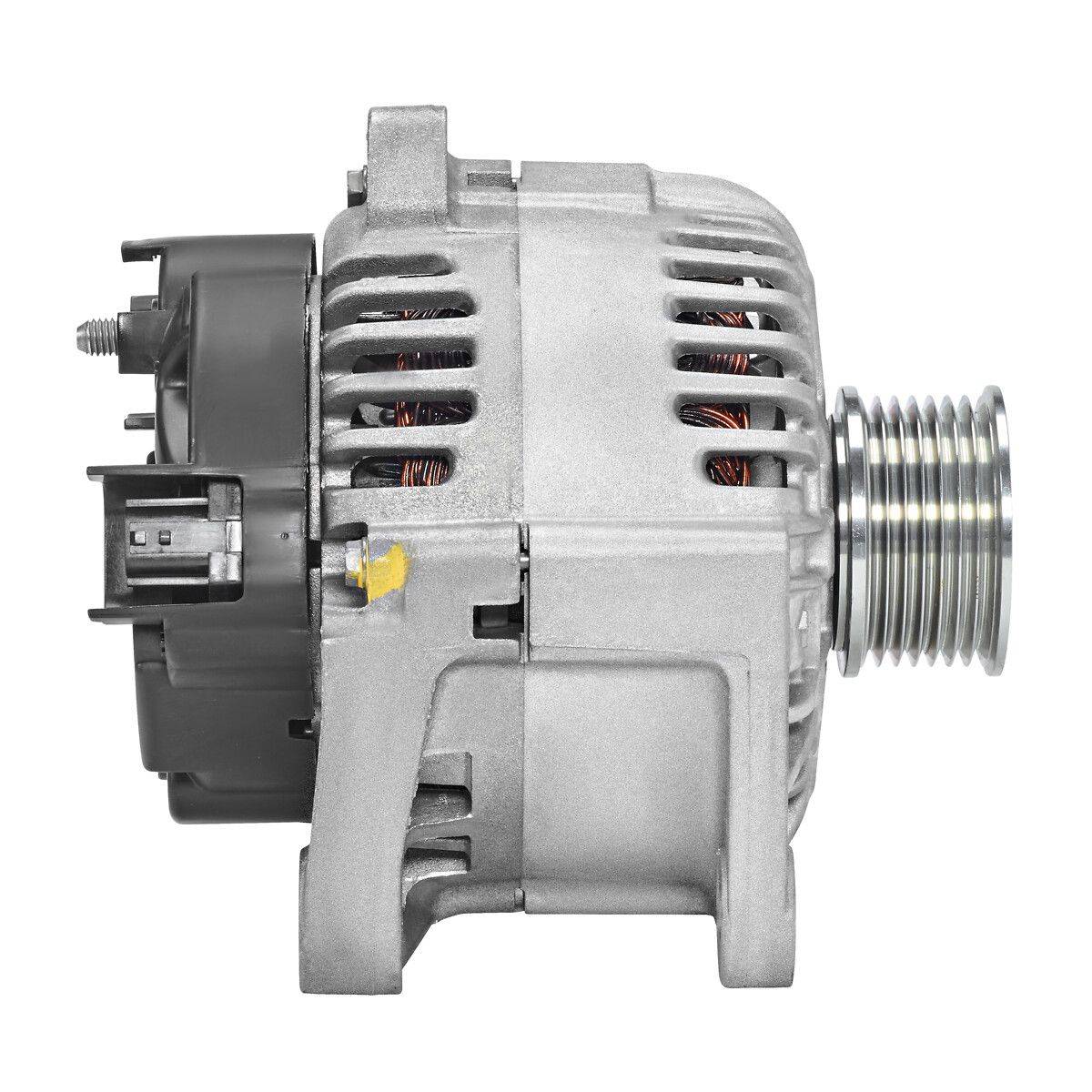 Ein silberner Automotive-Generator mit sichtbaren Kühlschlitzen und einer Riemenscheibe an der rechten Seite, der zum Aufladen einer Autobatterie verwendet wird.