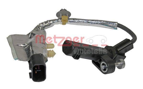 Ein schwarzer Autosensor mit einem in metallische Isolierung gewickelten Kabel. Hintergrundtext 