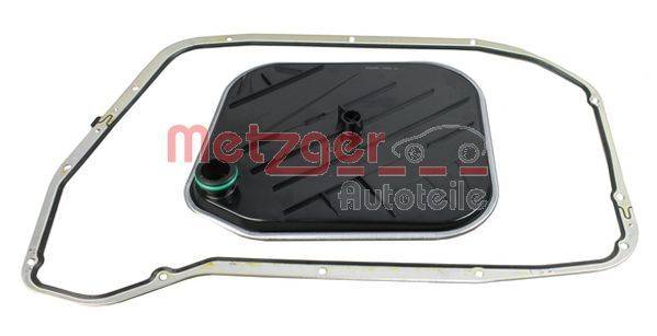 Ein Metall-Getriebeölfilter mit schwarzem Deckel und grünem Rundsiegel wird gezeigt. Der Name 'Metzger Autoteile' ist auf der Vorderseite sichtbar.