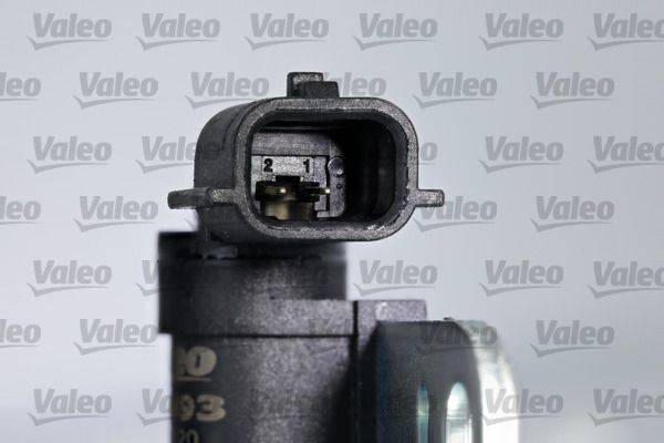 Eine Nahaufnahme eines Valeo-Automotive-Sensorkonnektors vor einem gemusterten Hintergrund mit dem Valeo-Logo.