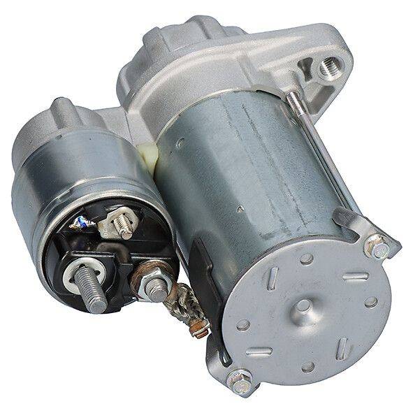 Ein metallischer Anlasser mit zylindrischen Komponenten, elektrischen Anschlüssen und Befestigungselementen, der zum Anlassen des Motors verwendet wird.