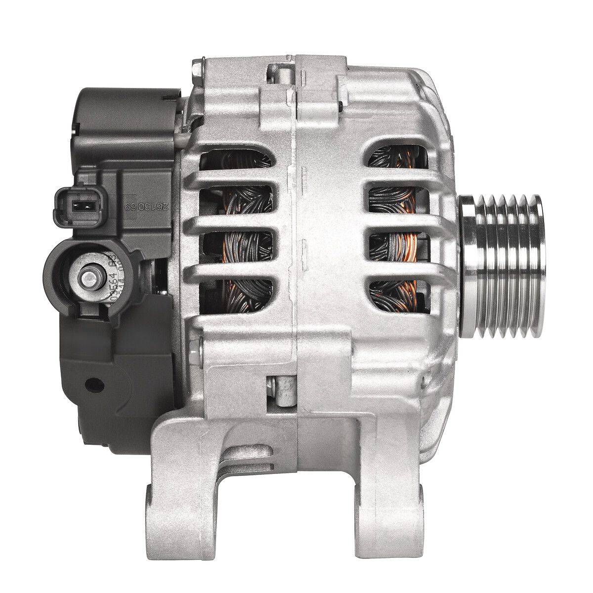 Autolichtmaschine mit sichtbarer Wicklung und Riemenscheibe, die das Metallgehäuse und die elektrischen Komponenten zeigt, verwendet zur Stromversorgung der Fahrzeugbatterie.