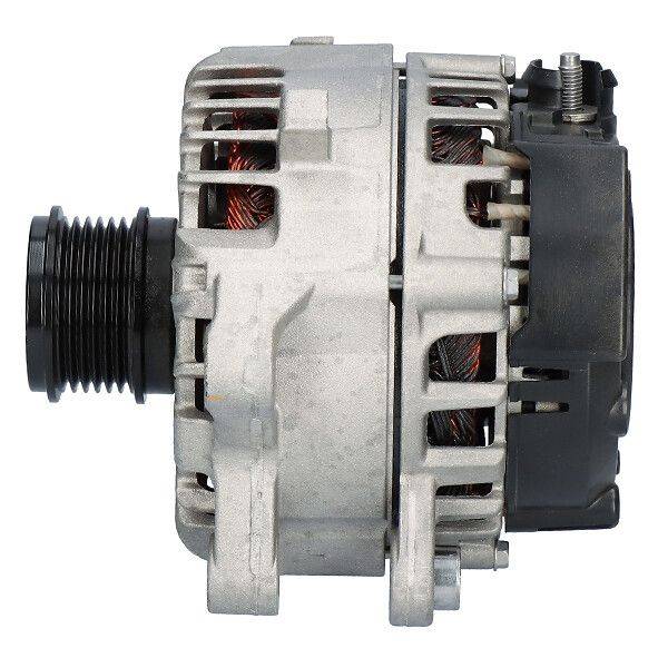 Ein silberner Automotive-Lichtmaschinenalternator mit schwarzer Riemenscheibe und sichtbaren Kupferdrahtspulen, der zum Aufladen der Fahrzeugbatterie und zur Stromversorgung der elektrischen Systeme verwendet wird.