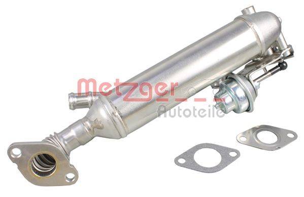 Ein Metallteil eines Autoauspuffs mit einer Dichtung, höchstwahrscheinlich ein AGR-Ventil, wird vor einem einfarbigen Hintergrund mit dem 'Metzger Autoteile' Logo präsentiert.