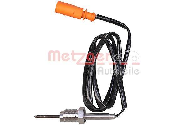 Eine Glühkerze mit einem angeschlossenen schwarzen Kabel und einem orangefarbenen Stecker, der mit der Marke 'Metzger Autoteile' gekennzeichnet ist.