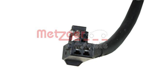 Ein dreipinniger elektrischer Stecker mit einem gebogenen schwarzen Kabel, beschriftet mit 'Metzger Autoteile' in roter Schrift, für automotive Anwendungen.