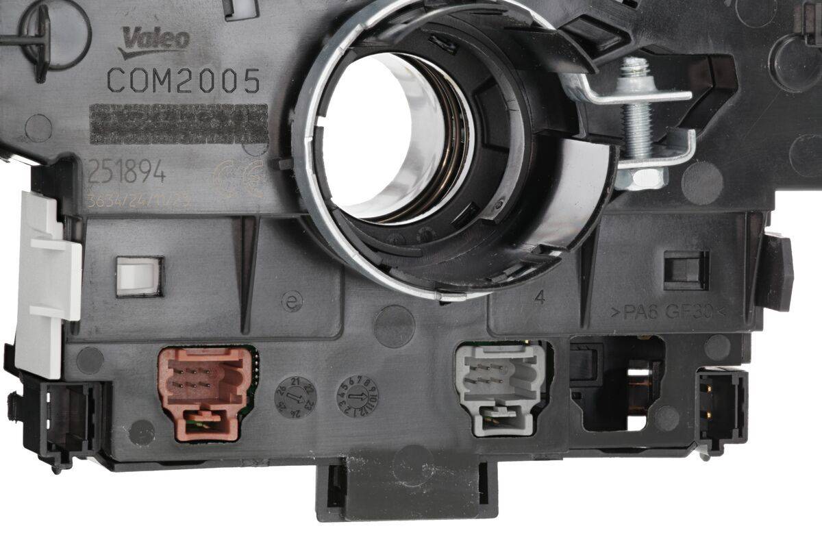 Nahaufnahme einer Fahrzeugkomponente, die Anschlüsse und mechanische Teile zeigt, wahrscheinlich Teil des Beleuchtungs- oder elektrischen Systems eines Fahrzeugs.