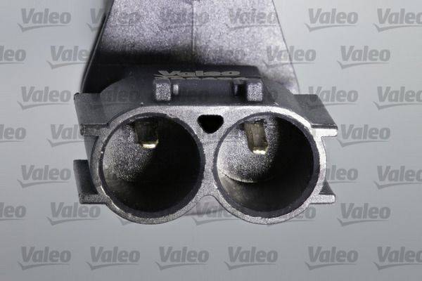 Ein dualer elektrischer Anschluss mit zwei kreisförmigen Ports, mit dem Markennamen 'Valeo' im Hintergrund.