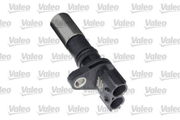Ein Automotorsensor mit einem schwarzen Anschluss und einer Metalltip wird diagonal positioniert. Der Hintergrund zeigt den Markennamen 'Valeo' wiederholt.