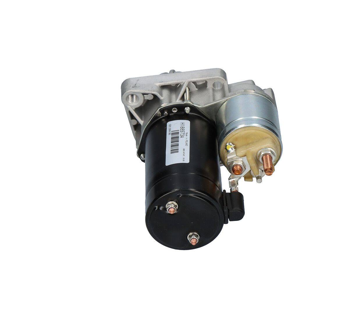 Nahaufnahme einer Komponente eines Elektromotors mit metallenem Gehäuse und Anschlüssen, mit Barcode und Seriennummer, vor weißem Hintergrund isoliert.