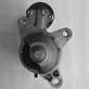 Eine metallische Automobilkomponente mit kreisförmiger Gestalt und drei Befestigungslöchern, möglicherweise Teil eines Motor- oder Maschinensystems.