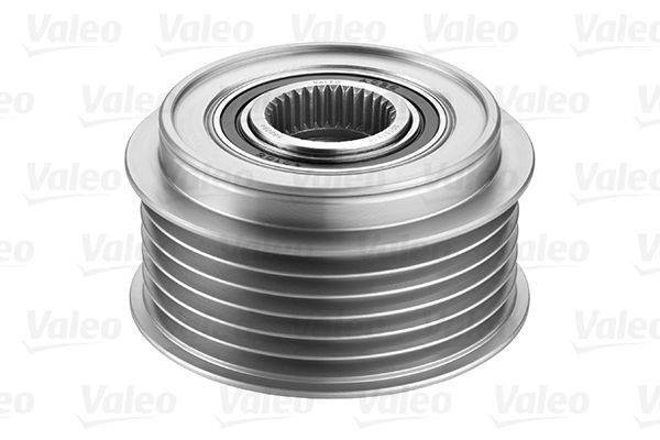Eine Metallriemenscheibe mit Rillen und einem innenliegenden Lager, die in der Automobilindustrie Verwendung findet. Sie wird vor einem weißen Hintergrund mit blassen 'Valeo' Logos dargestellt.