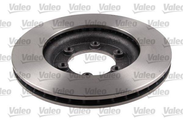 Bremsscheiben-Rotor vor einem weißen Hintergrund, mit gebohrten Löchern und einer glatten, metallischen Oberfläche.