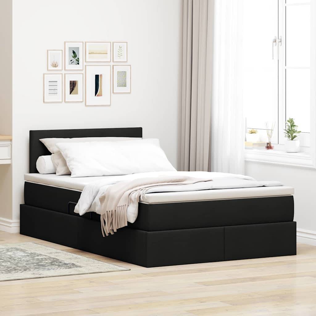 Ein modernes Schlafzimmer mit einem schwarzen Bett mit weißer Bettwäsche, einem hellen Teppich und einer Reihe von gerahmten Kunstwerken an der Wand, mit einem hellen Fenster in der Nähe.