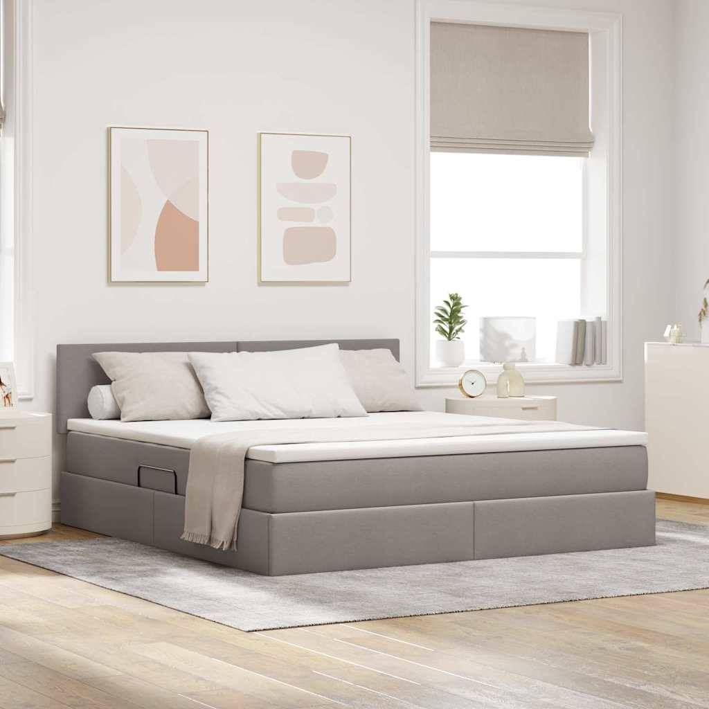 Modernes Schlafzimmer mit einem grau gepolsterten Bett, neutraler Bettwäsche, abstrakten Kunstwerken an den Wänden und natürlichem Licht von einem Fenster. Minimalistische Dekoration.