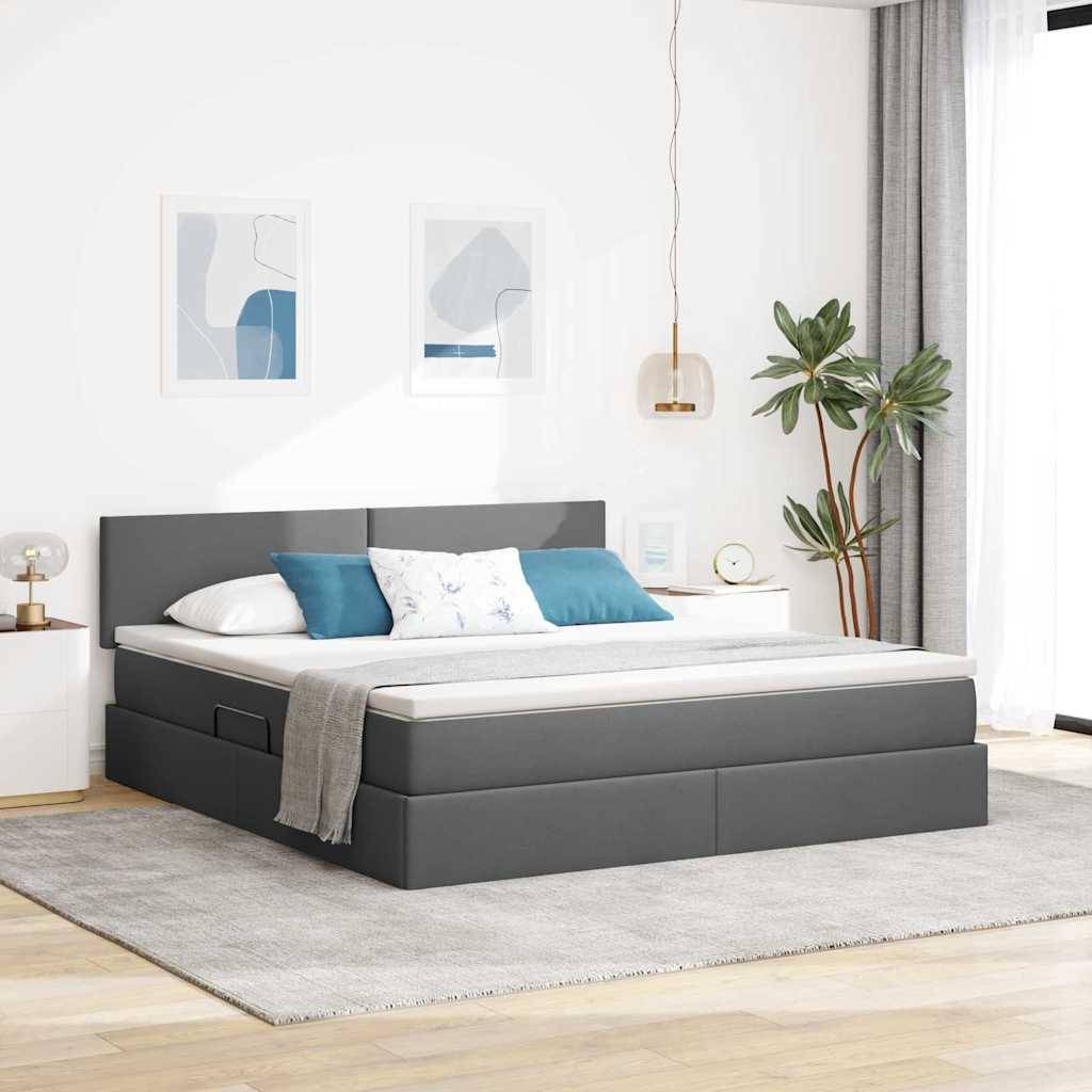 Modernes Schlafzimmer mit einem grauen Plattformbett, weißer Bettwäsche und blauen Kissen. Minimalistische Dekoration mit Pflanzen, Pendelleuchten und abstrakter Kunst.
