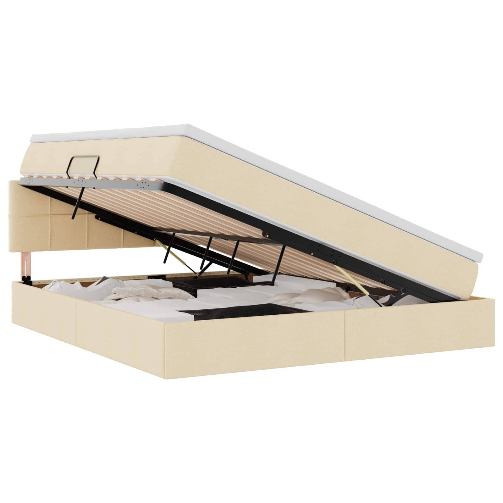 Ein beiger Bettrahmen mit einer hydraulischen Aufzugsmatratze, die Stauraum unter dem Bett offenbart, der mit verschiedenen Gegenständen gefüllt ist und somit sein multifunktionales Design präsentiert.
