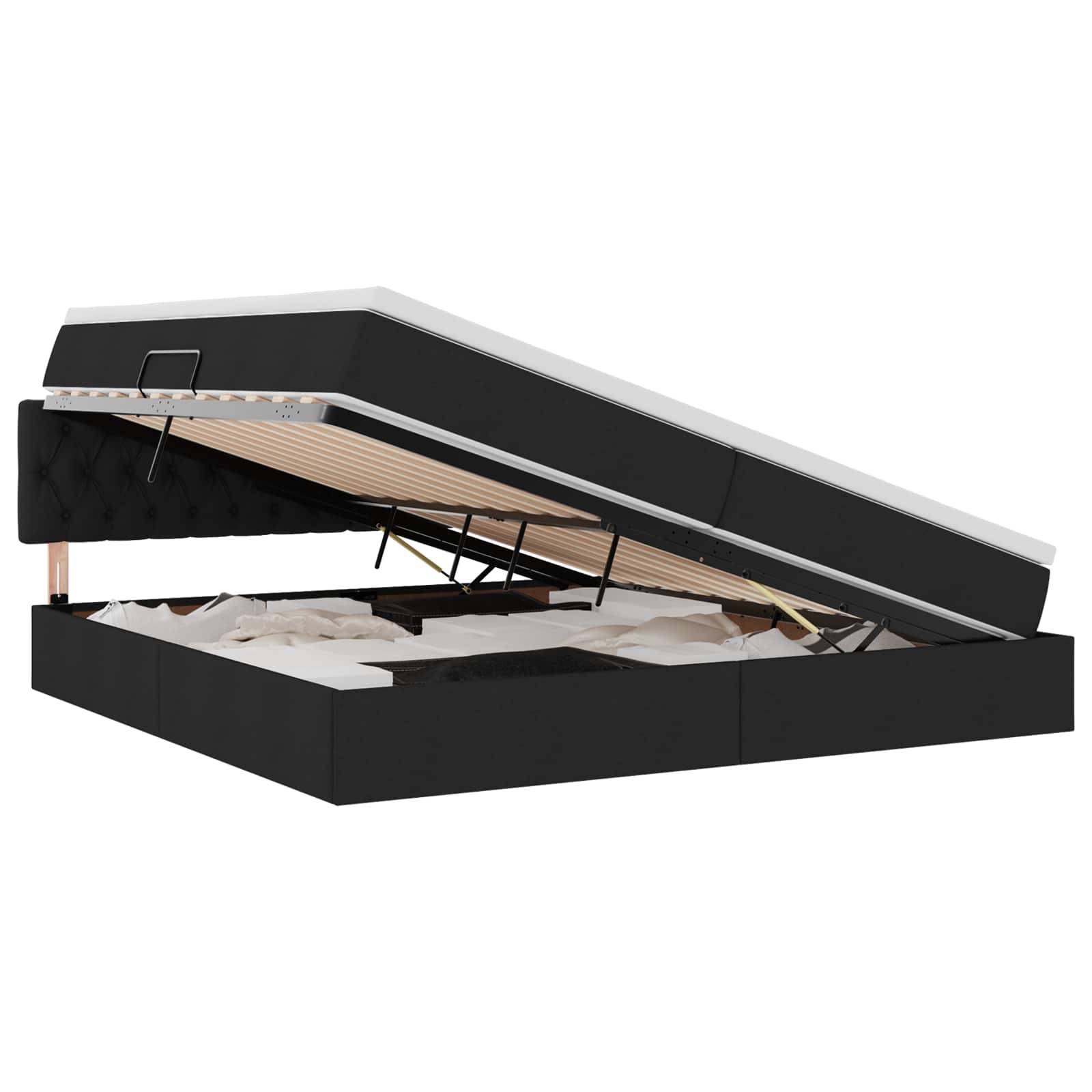 Ein schwarzes Ottoman-Bett mit angehobener Matratze, die den Stauraum darunter offenlegt und einen gut organisierten Innenbereich zeigt.