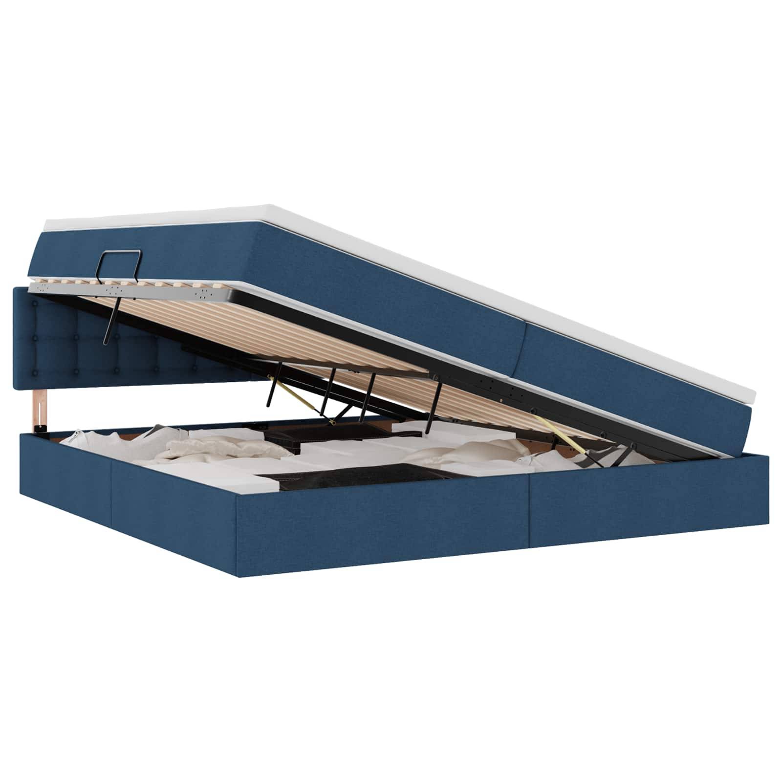 Ein blau gepolstertes Bett mit einem hydraulischen Liftsystem, das Stauraum darunter freilegt. Die Matratze ist nach oben geklappt und zeigt einen geräumigen Bereich.