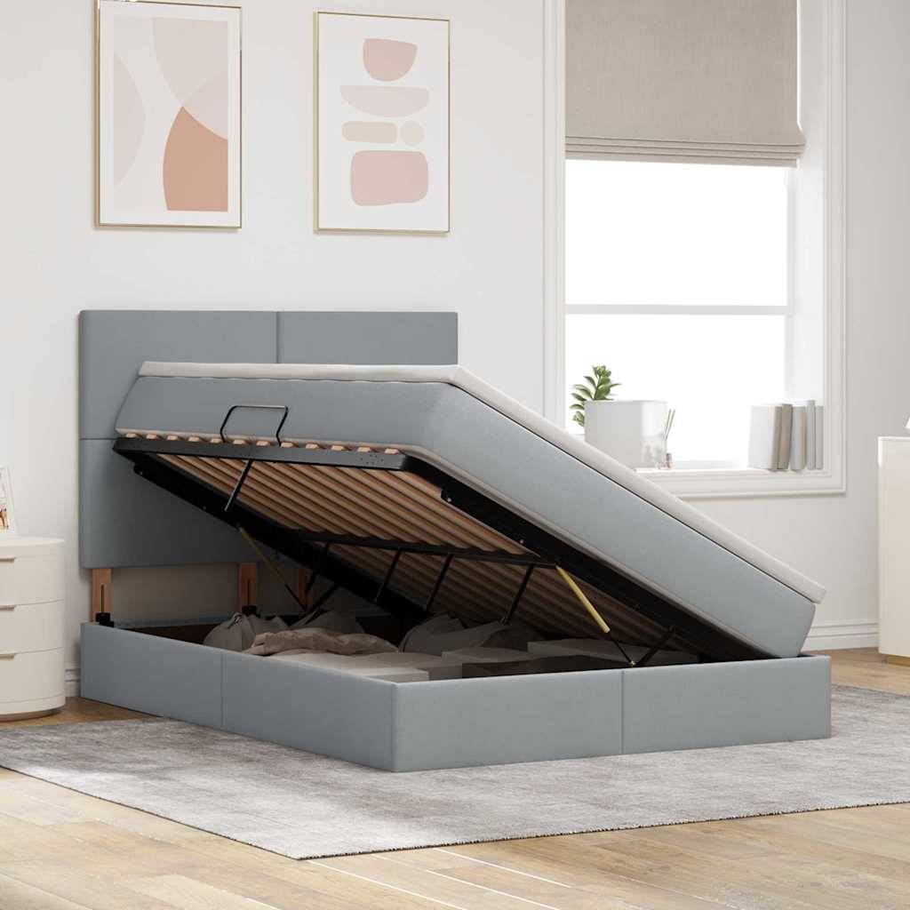 Ein modernes Schlafzimmer mit einem grau gepolsterten Bett mit Stauraum, teilweise geöffnet, um den Stauraum zu zeigen. Minimalistische Kunst und Dekoration verstärken die ruhige Atmosphäre des Raumes.