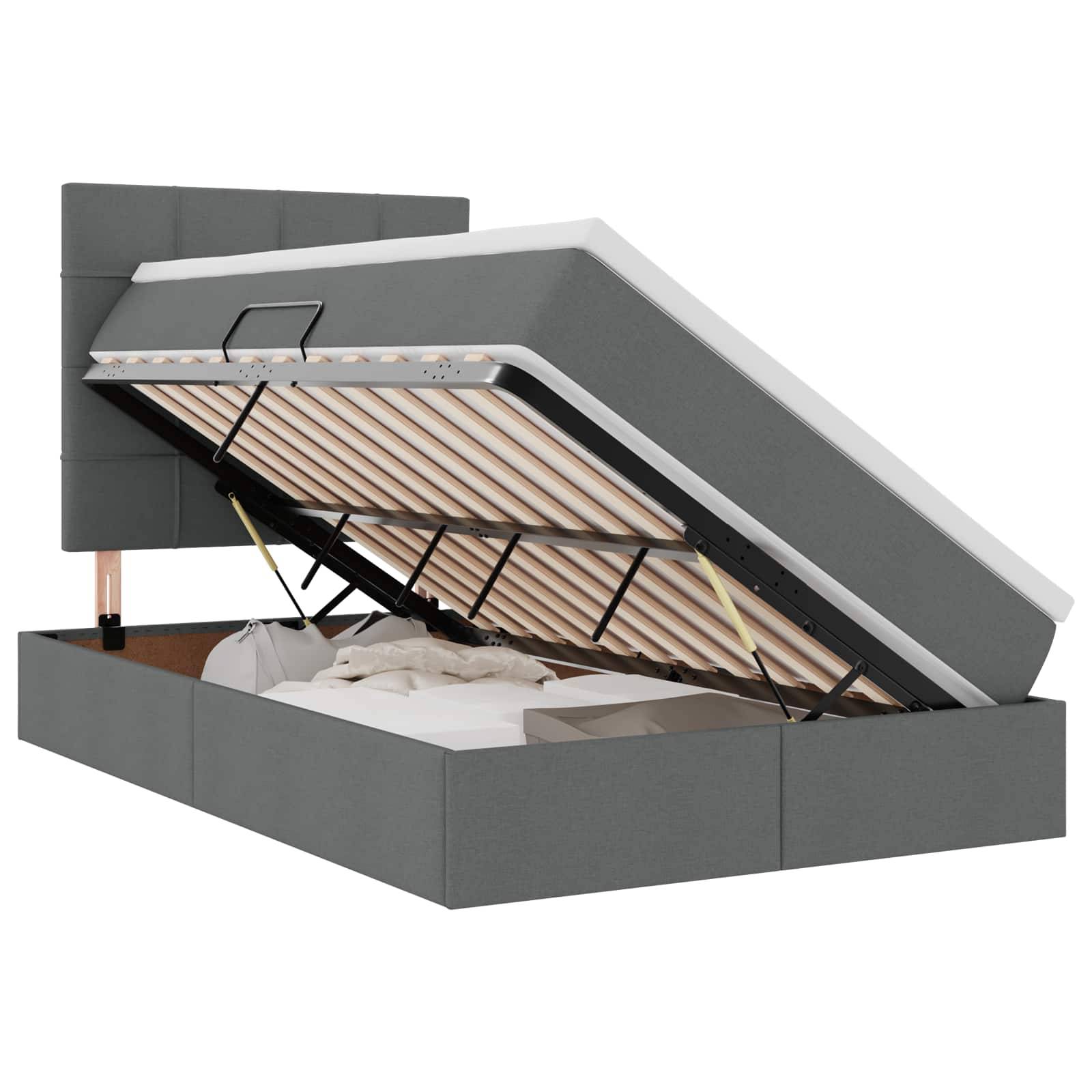 Ein Bett mit erhöhter Matratze, das versteckten Stauraum darunter zeigt, in dem ordentlich aufbewahrte Kissen und Bettwäsche gelagert sind.