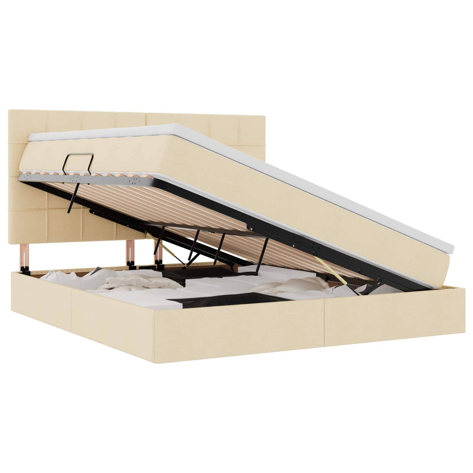 Ein beige gepolstertes Bett mit hydraulischer Hubvorrichtung, das den offenen Stauraum darunter zeigt.