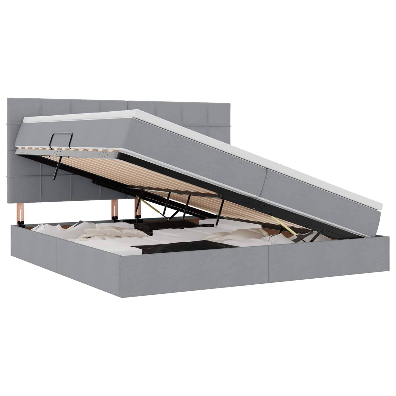 Ein grauer Stauraumbett mit erhöhtem Matratzenbereich, der Speicherraum unter dem Bett zeigt, inklusive Kopfteil.