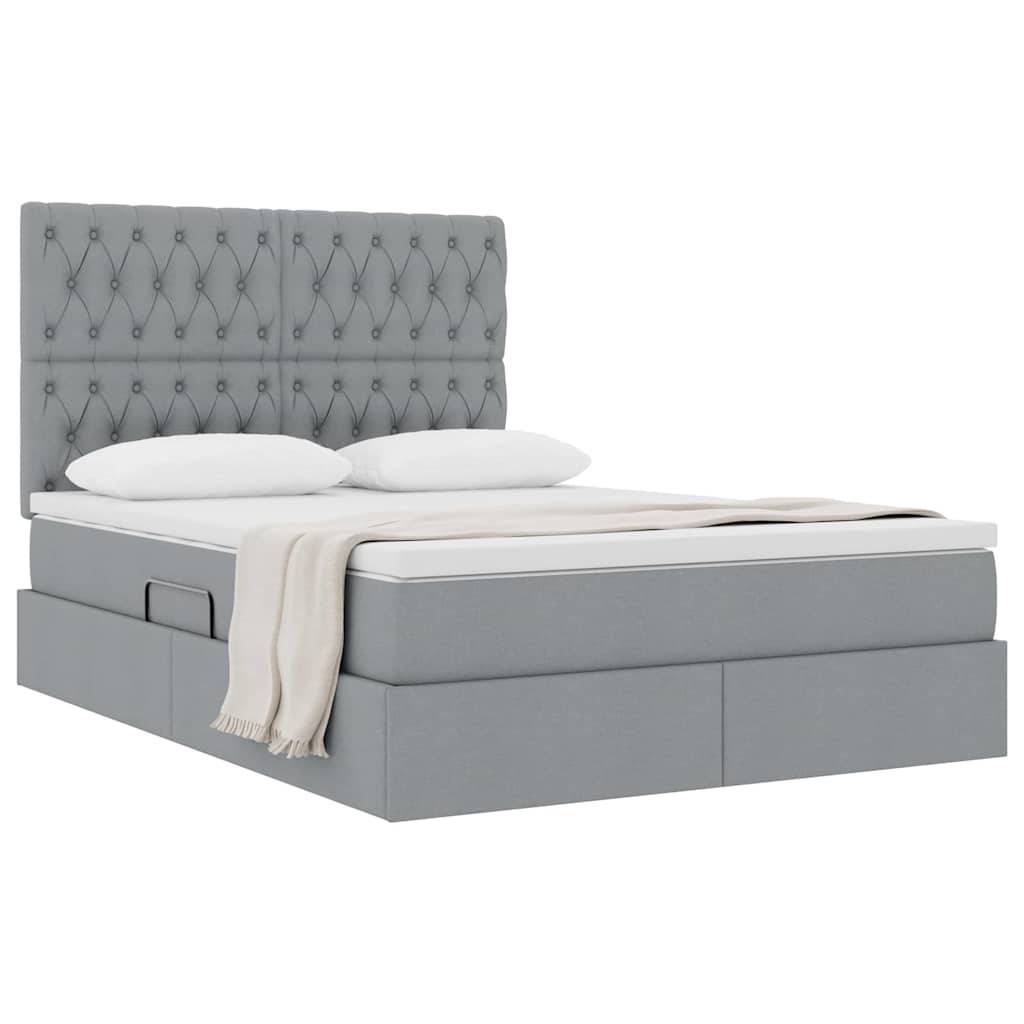 Ein graues gepolstertes Bett mit einer hohen, gesteppten Kopfseite, zwei Kissen und einer beigen Decke, die seitlich über den Rand hängt.