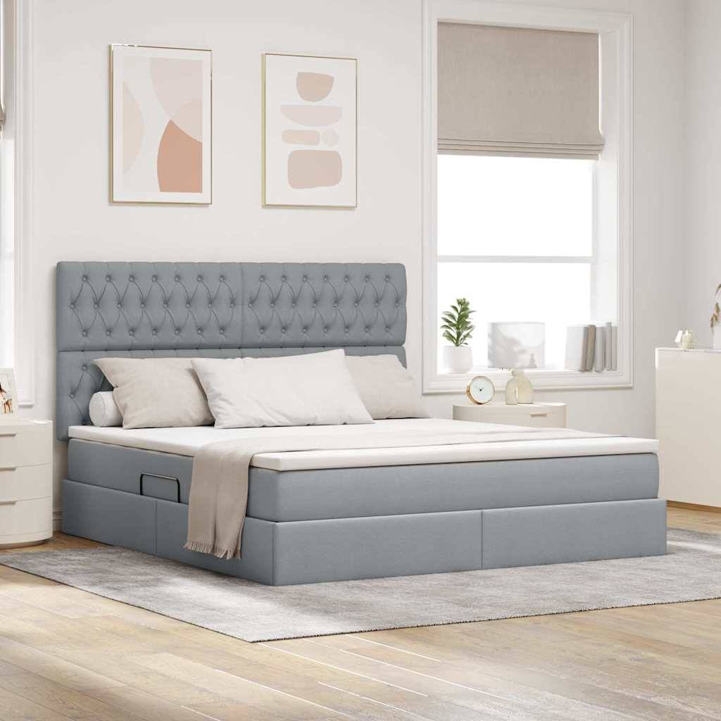 Elegantes Schlafzimmer mit einem hellgrauen gepolsterten Bett, weißer Bettwäsche und minimalistischer Kunst an der Wand. Zwei Fenster sorgen für natürliches Licht.