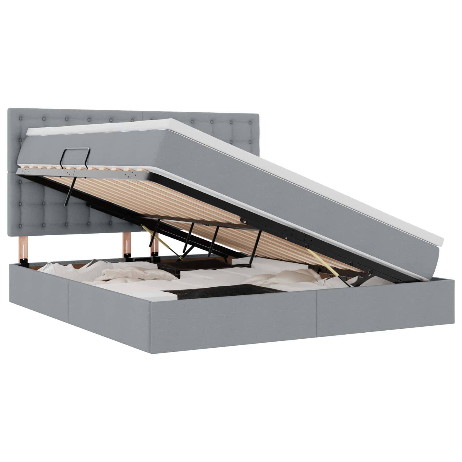 Ein grau gepolstertes Bett mit einem hochklappbaren Matratzenrahmen offenbart Stauraum darunter und zeigt damit seine funktionale Designeigenschaft.