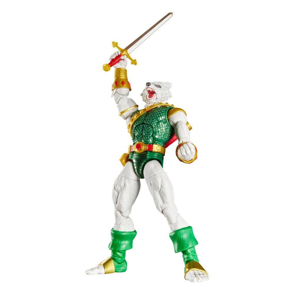 Eine Actionfigur einer weißen anthropomorphen Katze, die auf einem Bein steht, grüne Rüstung und Stiefel trägt und ein Schwert siegreich in die Höhe reckt.
